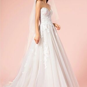 Elegant White Strapless Wedding Dress